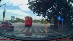 Tranh cãi tài xế được CSGT cho qua đèn đỏ rồi bị giữ lại sau vào trăm mét
