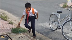 Gặp cậu bé nhặt rác thông miệng cống thoát nước khiến dân mạng cảm phục