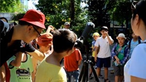 Trường tiểu học ở Hà Nội cho học sinh ngắm nhật thực hiếm có bằng đồ tự chế