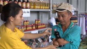 Gia đình ở An Giang bỏ hàng trăm triệu mở cửa hàng 0 đồng phục vụ người nghèo