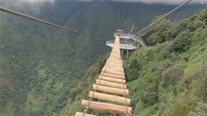Trải nghiệm cảm giác mạnh đi cầu độc mộc ở độ cao 600 m trên vách núi