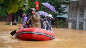 Công an Hà Giang huy động lực lượng hỗ trợ người dân trong vùng ngập lụt