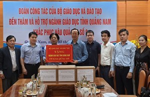 Trao tặng trang thiết bị, sách vở tới bốn tỉnh miềnTrung