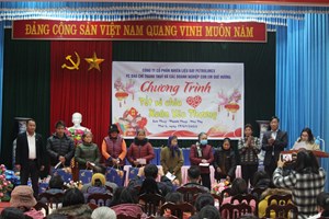 Phú Thọ: Trao quà “Tết chia sẻ, Xuân yêu thương” tại xã Sơn Thủy