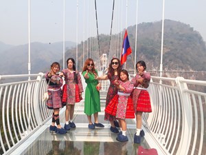 Trải nghiệm cầu kính Bạch Long Mộc Châu dài nhất thế giới tại Việt Nam