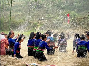Độc đáo “Tết té nước” mang đậm nét văn hoá dân tộc Lào trên đất Điện Biên