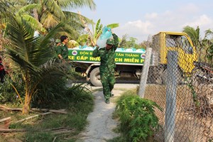 Bộ đội Biên phòng Tiền Giang vận chuyển nước sạch cho người dân bị ảnh hưởng hạn mặn