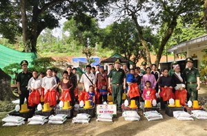 Trao gà giống tạo sinh kế - Hành động đẹp của người lính quân hàm xanh