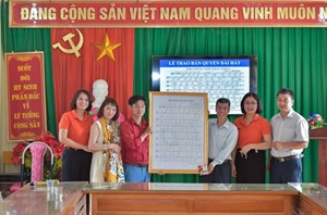 Xúc động buổi Lễ trao bản quyền bài hát 'Trường em Tây Tiến'