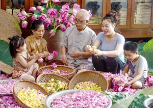 Nghệ nhân Ngô Văn Xiêm: Một đời tâm huyết với nghề ướp trà sen ở Tây Hồ