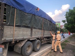 Hoà Bình: Đội CSGT Công an huyện Yên Thuỷ tăng cường tuần tra bảo đảm trật tự ATGT