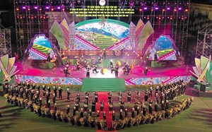 Yên Bái: Khai mạc Festival trình diễn khèn mông và Lễ hội hoa tớ dày năm 2023