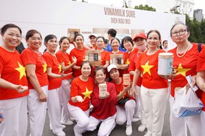 Hàng ngàn người cao tuổi Hà Nội tham gia đồng diễn múa quạt dưỡng sinh