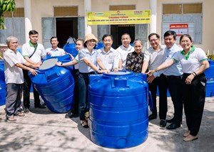 FE CREDIT tiếp sức người dân ĐBSCL ứng phó hạn mặn