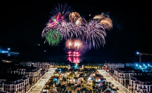 Đêm khai trương VUI-Fest Cát Bà: Hàng nghìn du khách “đổ bộ”, vịnh trung tâm rực sáng không ngủ