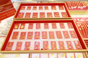 Giá vàng giảm mạnh, người trong cuộc và chuyên gia dự báo gì?