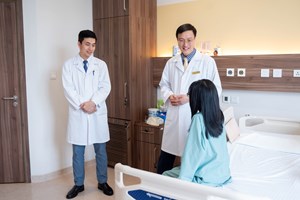 Bé gái có xương cột sống cong 110 độ lấy lại tự tin sau ca phẫu thuật 7 giờ tại Vinmec Smart City