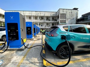 Trạm sạc siêu nhanh 30 cổng của V-Green đi vào hoạt động tại Bến xe Đuôi Cá