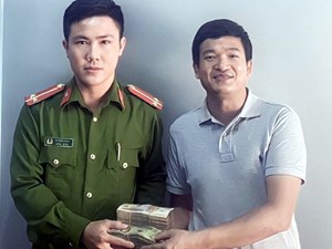 Hà Tĩnh: Trao trả 300 triệu đồng sau khi chuyển nhầm tài khoản