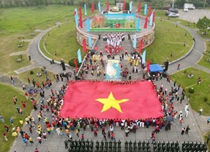 Xúc động Lễ Thượng cờ ở Đôi bờ Hiền Lương - Bến Hải