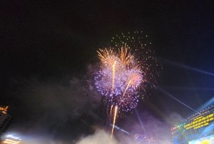 Nghệ An: Màn pháo hoa rực rỡ tại Lễ hội du lịch Cửa Lò  