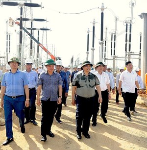 Nghệ An: Thủ tướng Chính phủ động viên công nhân thi công đường dây 500kV