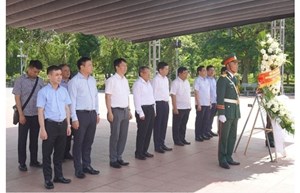 Phó Thủ tướng Nguyễn Chí Dũng dâng hương tri ân tại Quảng Trị