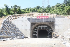 Thông hầm Đèo Ngang xuyên dãy núi Hoành Sơn nối hai tỉnh Hà Tĩnh với Quảng Trị