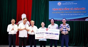 Trường Đại học Sư phạm (Đại học Huế) trao học bổng cho nữ sinh Làng trẻ mồ côi Hà Tĩnh 