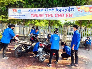 Màu áo xanh tình nguyện rửa xe gây quỹ Trung thu cho em 