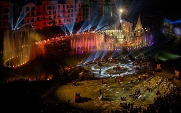 Sự kiện khởi động với The Grand Voyage &ndash; show thực cảnh với c&ocirc;ng nghệ 3D Mapping tr&ecirc;n s&acirc;n khấu thuyền lớn nhất ch&acirc;u &Aacute;. Đ&acirc;y được xem l&agrave; sản phẩm giải tr&iacute; đ&ecirc;m đặc sắc nhất năm 2023 tại Việt Nam, diễn ra mỗi tối với sự g&oacute;p mặt của 62 diễn vi&ecirc;n c&ugrave;ng c&ocirc;ng nghệ biểu diễn, &acirc;m thanh &aacute;nh s&aacute;ng, nhạc nước tối t&acirc;n.