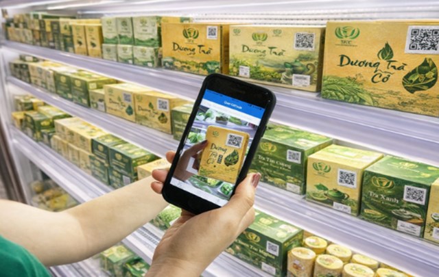 Với người trồng ch&egrave; v&agrave; c&aacute;c hợp t&aacute;c x&atilde;, truy xuất nguồn gốc gi&uacute;p c&ocirc;ng sức l&agrave;m đ&uacute;ng quy tr&igrave;nh được &ldquo;nh&igrave;n thấy&rdquo; v&agrave; ghi nhận. Ảnh minh họa