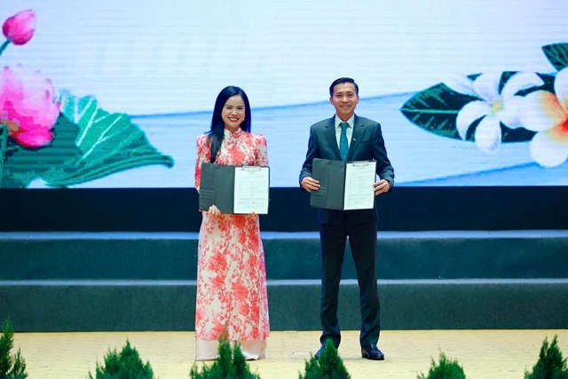 L&atilde;nh đạo Bộ Kế hoạch v&agrave; Đầu tư L&agrave;o trao hợp đồng t&ocirc; nhượng dự &aacute;n điện gi&oacute; Savan 1 cho &ocirc;ng Nguyễn Th&aacute;i H&agrave;, Tổng Gi&aacute;m đốc C&ocirc;ng ty TNHH MTV Điện gi&oacute; Savan 1 (thứ hai từ tr&aacute;i sang). (Ảnh Nhật Bắc/VGP) &nbsp;