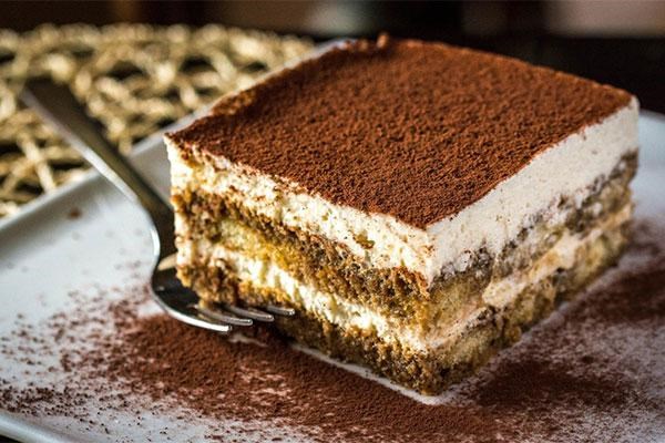 Tiramisu, xuất xứ từ &Yacute;, l&agrave; m&oacute;n b&aacute;nh tr&aacute;ng miệng kinh điển, nổi bật với sự h&ograve;a quyện tinh tế giữa c&agrave; ph&ecirc; đậm, kem mascarpone mịn m&agrave;ng v&agrave; b&aacute;nh ladyfinger mềm ẩm, phủ lớp cacao nhẹ tr&ecirc;n bề mặt