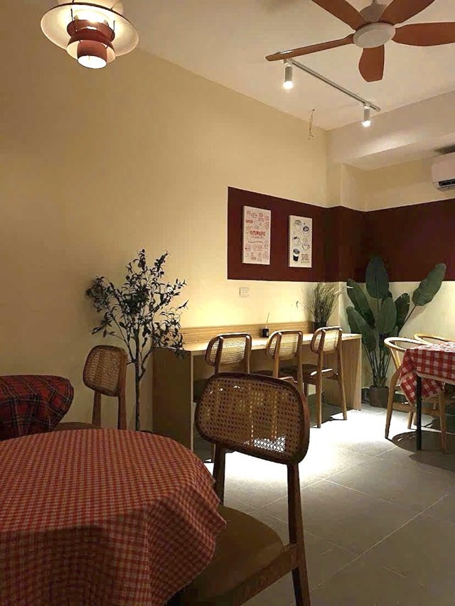 Kh&ocirc;ng gian qu&aacute;n được thiết kế theo phong c&aacute;ch trẻ trung, hiện đại, tuy hơi b&eacute; nhưng c&oacute; nhiều g&oacute;c ngồi thoải m&aacute;i, ph&ugrave; hợp cho kh&aacute;ch h&agrave;ng l&agrave;m việc, học tập