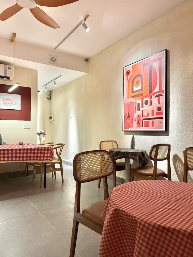 Kh&ocirc;ng gian qu&aacute;n được thiết kế theo phong c&aacute;ch trẻ trung, hiện đại, tuy hơi b&eacute; nhưng c&oacute; nhiều g&oacute;c ngồi thoải m&aacute;i, ph&ugrave; hợp cho kh&aacute;ch h&agrave;ng l&agrave;m việc, học tập