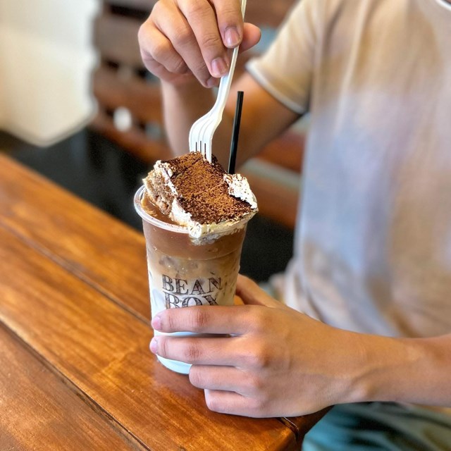 Trong tiramisu coffee, espresso hoặc cold brew được d&ugrave;ng l&agrave;m nền, giữ trọn vị đắng v&agrave; hương thơm. Lớp kem mascarpone mượt m&agrave; tr&ecirc;n ly kết hợp với chiếc b&aacute;nh tiramisu đặt tr&ecirc;n c&ugrave;ng tạo n&ecirc;n hiệu ứng thị gi&aacute;c bắt mắt