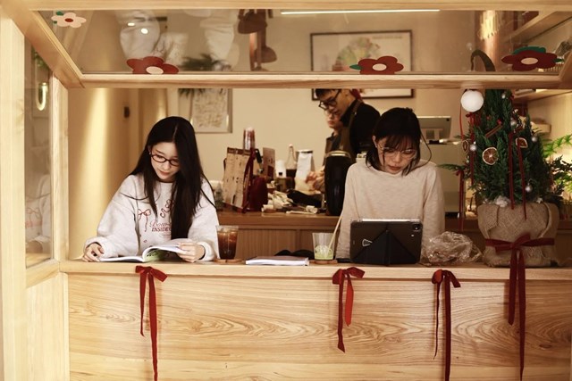 Nhờ sự kết hợp s&aacute;ng tạo giữa đồ uống v&agrave; b&aacute;nh, Bloom&amp;cafe kh&ocirc;ng chỉ thu h&uacute;t kh&aacute;ch h&agrave;ng bởi h&igrave;nh thức bắt mắt m&agrave; c&ograve;n mang đến một trải nghiệm thưởng thức trọn vẹn