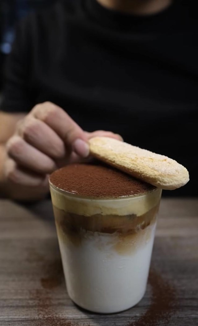 Ngo&agrave;i c&aacute;ch đặt b&aacute;nh l&ecirc;n ly nước, qu&aacute;n Bloom&amp;cafe c&ograve;n c&oacute; c&aacute;ch pha tiramisu coffee theo kiểu kh&aacute;c dễ uống hơn