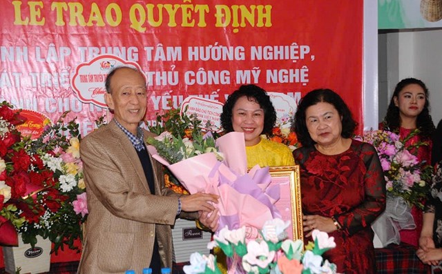 Ban l&atilde;nh đạo Viện trao quyết định th&agrave;nh lập Trung t&acirc;m v&agrave; Quyết định bổ nhiệm Gi&aacute;m đốc Trung t&acirc;m cho b&agrave; Triệu Thị Hoa &nbsp;