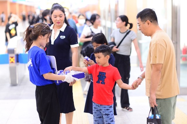 Trong khi đ&oacute;, sữa tươi Vinamilk Green Farm được phục vụ cho h&agrave;nh kh&aacute;ch tại ga Nh&agrave; h&aacute;t Th&agrave;nh phố