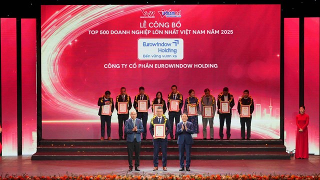 &Ocirc;ng Phạm Đ&igrave;nh &Acirc;n - Ph&oacute; gi&aacute;m đốc Kinh doanh Eurowindow Holding nhận giải Top 500 doanh nghiệp lớn nhất Việt Nam năm 2025 &nbsp;