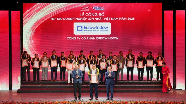 &Ocirc;ng Trần Kim Ngọc - Gi&aacute;m đốc Kinh doanh Eurowindow nhận giải Top 500 doanh nghiệp lớn nhất Việt Nam năm 2025 &nbsp;