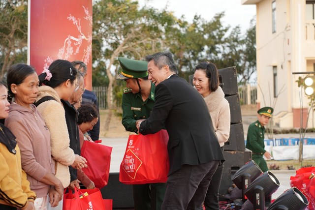 &Ocirc;ng Lester Tan trao tặng c&aacute;c phần qu&agrave; Tết cho c&aacute;c hộ gia đ&igrave;nh ở Đắk Lắk v&agrave; L&acirc;m Đồng &nbsp;