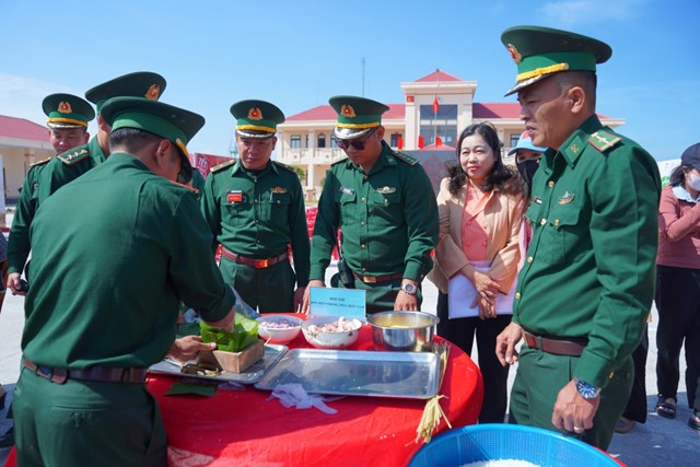 Bộ đội bi&ecirc;n ph&ograve;ng tham gia c&aacute;c hoạt động gắn kết cộng đồng tại sự kiện &nbsp;