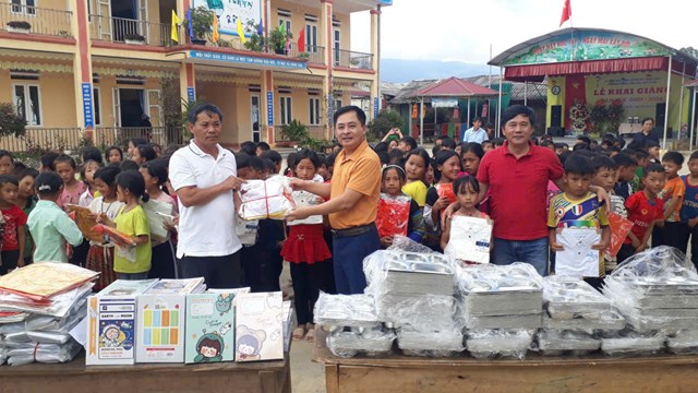 Tạp ch&iacute; Thanh ni&ecirc;n tổ chức tặng qu&agrave; học sinh v&ugrave;ng kh&oacute; khăn