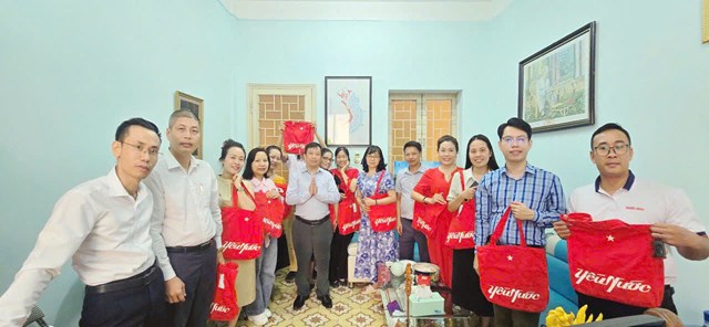 Tổng bi&ecirc;n tập Tạp ch&iacute; Thanh ni&ecirc;n Nguyễn To&agrave;n Thắng tặng qu&agrave; nh&acirc;n dịp kỷ niệm sự kiện A80