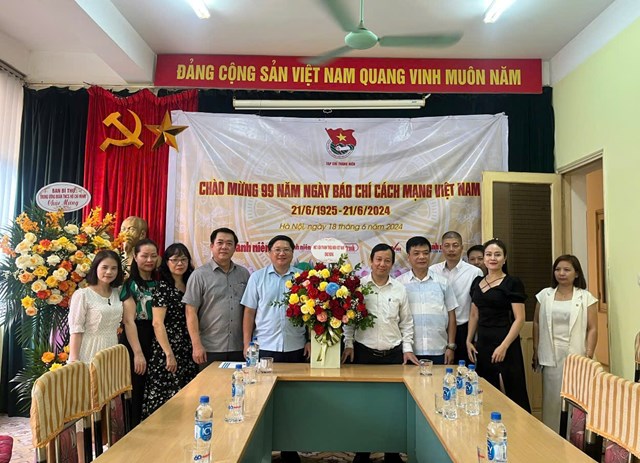Đồng ch&iacute; Trịnh Minh Th&aacute;i - B&iacute; thư Đảng ủy, Chủ tịch Hội đồng Học viện v&agrave; đồng ch&iacute; Ho&agrave;ng Minh Tuấn - Ph&oacute; Gi&aacute;m đốc phụ tr&aacute;ch Học viện Thanh thiếu ni&ecirc;n Việt Nam ch&uacute;c mừng Tạp ch&iacute; Thanh ni&ecirc;n nh&acirc;n ng&agrave;y B&aacute;o ch&iacute; c&aacute;ch mạng Việt Nam