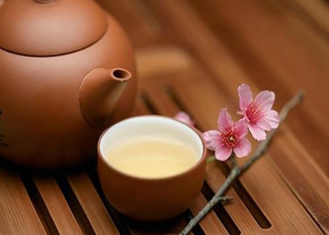 Tr&agrave;, với đặc t&iacute;nh thanh nhẹ v&agrave; hỗ trợ ti&ecirc;u h&oacute;a, trở th&agrave;nh lựa chọn l&yacute; tưởng gi&uacute;p nghỉ Tết khỏe, đ&oacute;n Tết nhẹ nh&agrave;ng hơn.