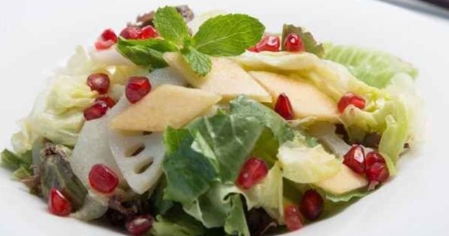 Món salad thập cẩm với củ sen thơm ngon, hấp dẫn.